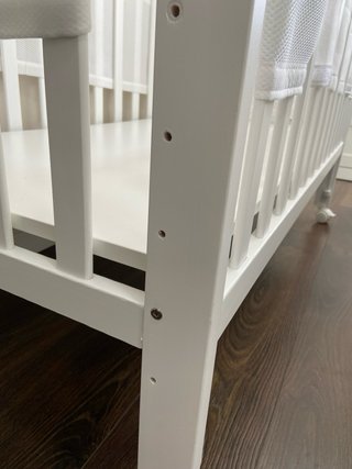 Cuna blanca con protector de barrotes