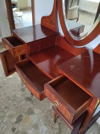 Tocador de madera con espejo ovalado