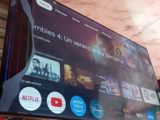 TV TCL 65 Smart TV, con golpe en pantalla