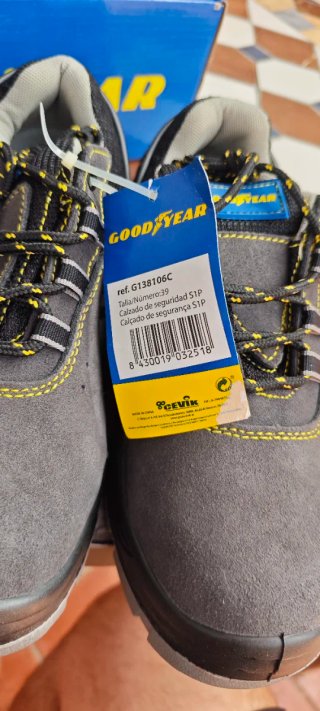 Zapatos de seguridad Goodyear negros y grises