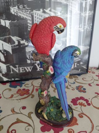Figura de loros decorativa