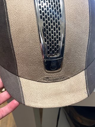 Casco de hípica marrón y beige