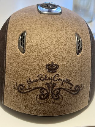 Casco de hípica marrón y beige