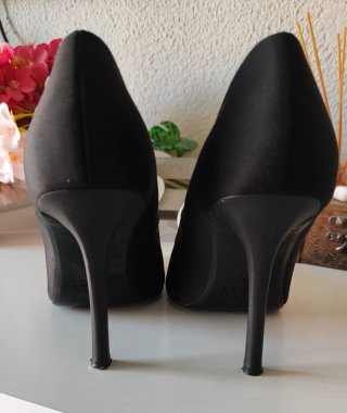 Zapatos de salón negros tacón fino