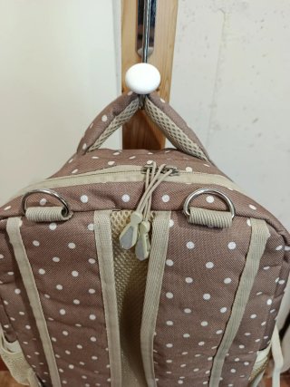 Mochila beige con lunares