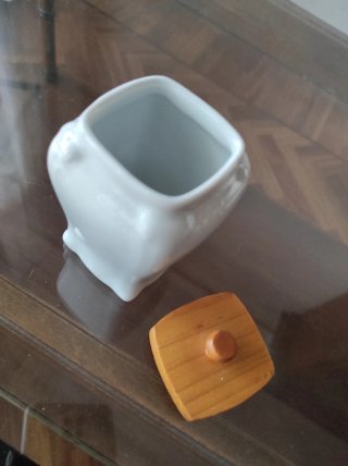 Jarrón de cerámica con tapa de madera
