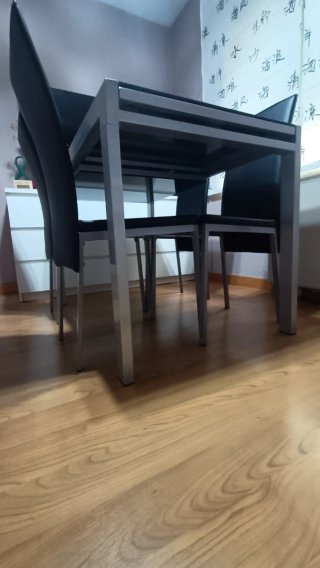 Mesa extensible comedor + 4 Sillas Negras