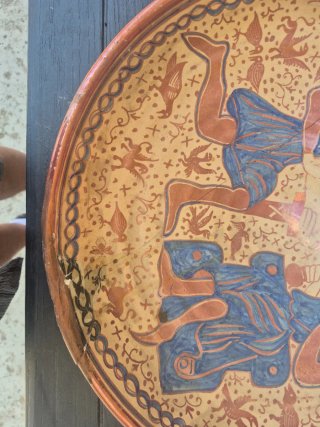 Plato antiguo decorado con figuras