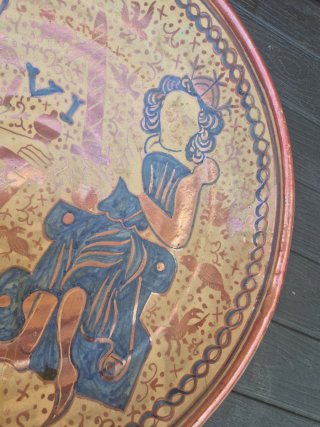 Plato antiguo decorado con figuras