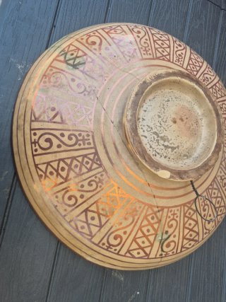 Plato antiguo decorado con figuras