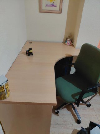 Mesa de oficina y silla