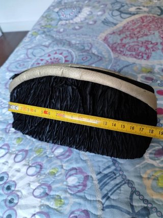 Bolso de fiesta o neceser negro y dorado