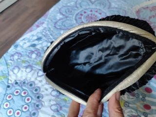 Bolso de fiesta o neceser negro y dorado