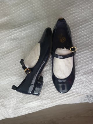 Zapatos azules de charol para mujer