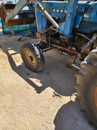 Tractor Ebro 470 con pala
