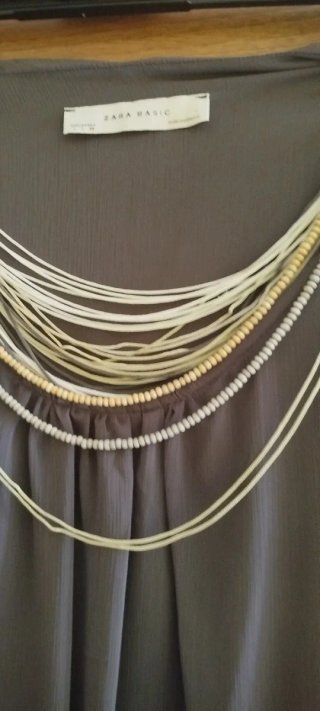 Vestido Zara gris corto con collar Talla L