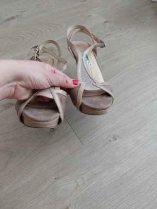Zapatos de tacón beige y marrón