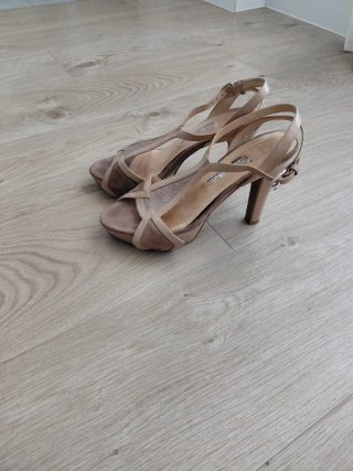 Zapatos de tacón beige y marrón
