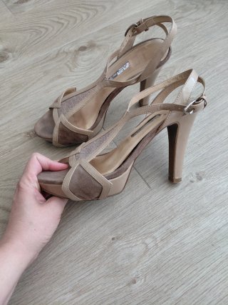 Zapatos de tacón beige y marrón