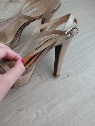Zapatos de tacón beige y marrón