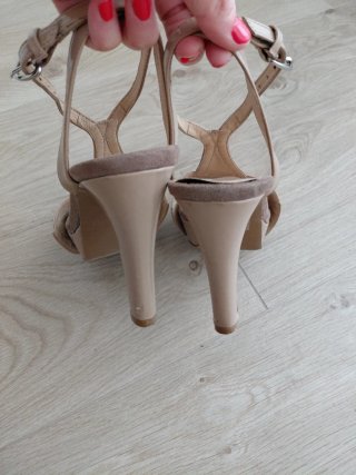 Zapatos de tacón beige y marrón