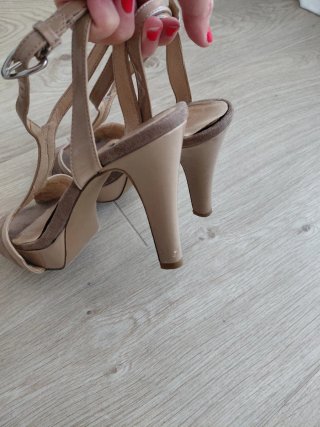 Zapatos de tacón beige y marrón