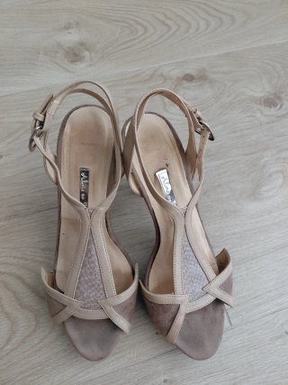 Zapatos de tacón beige y marrón