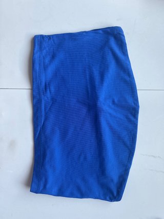 Top sin mangas azul eléctrico
