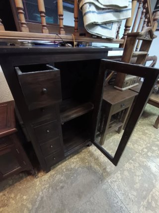 Vitrina de madera con puerta de cristal