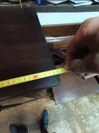 Vitrina de madera con puerta de cristal