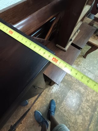 Vitrina de madera con puerta de cristal