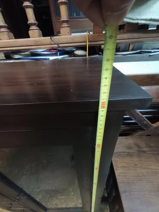 Vitrina de madera con puerta de cristal