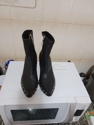 Botines negros con tachuelas