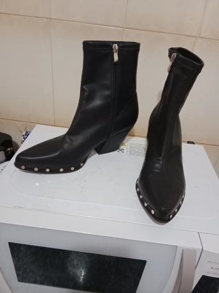 Botines negros con tachuelas