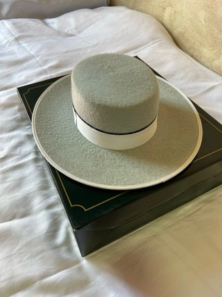 Sombrero gris y blanco