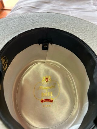 Sombrero gris y blanco