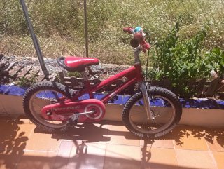 Bicicleta infantil roja
