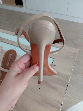 Sandalias de tacón beige y dorado zara