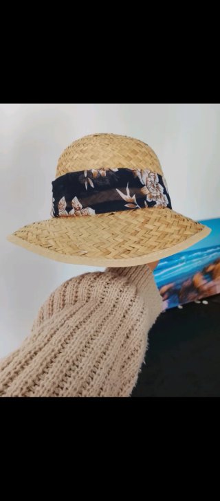 Sombrero de paja con pañuelo floral