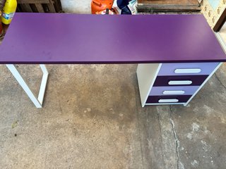 Escritorio morado y blanco