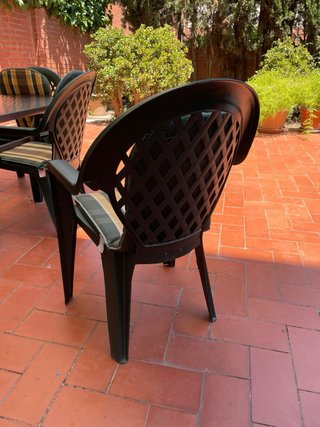 Mesa cristal con 6 sillas y parasol