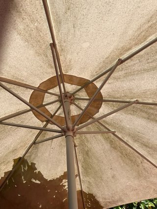 Mesa cristal con 6 sillas y parasol