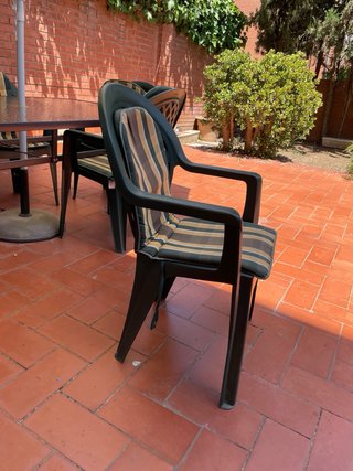 Mesa cristal con 6 sillas y parasol
