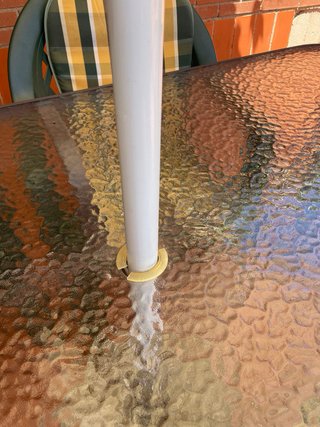 Mesa cristal con 6 sillas y parasol