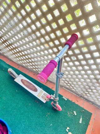 Patinete infantil rosa y gris