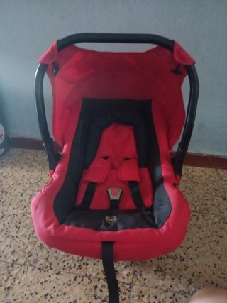 Silla de coche para bebé roja y negra