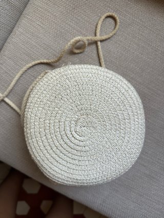 Bolso redondo de paja con flor