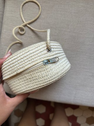 Bolso redondo de paja con flor