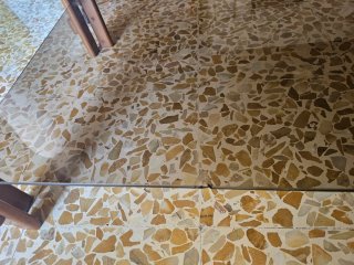 Tavolino in vetro e legno
