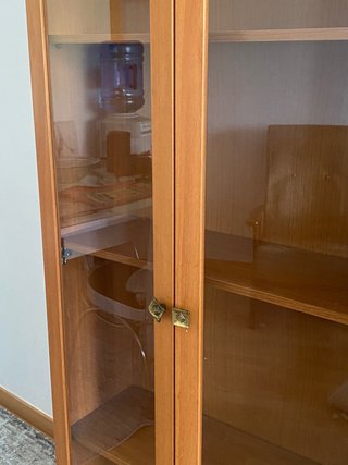 Armario de madera y cristal.